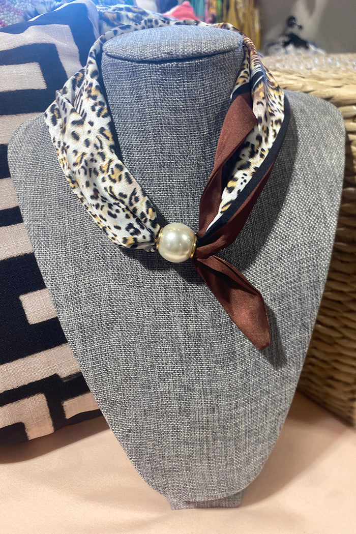 Elegant Printed Pearl Magnetic Clasp Scarf